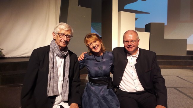 Rechts: Dr. Ernst Fleischhacker (Initiator) Mitte: Martina Keiler (Autorin) Links: Univ.-Prof. Dr. Josef Zelger (GABEK-Projekt)